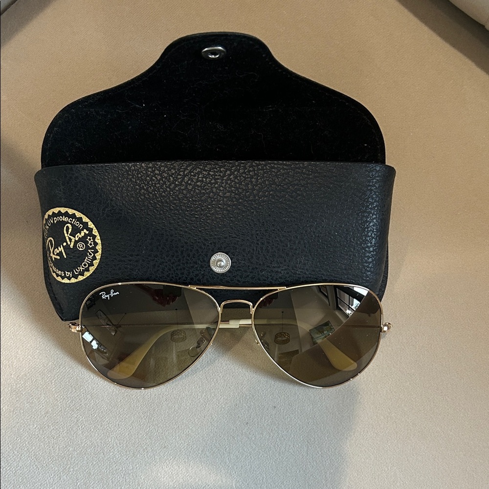 Ray-Ban Gold Aviator Sunglasses with Black Case - Picture 2 of 8